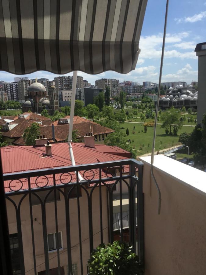 Yellowhouse Prishtinë Luaran gambar