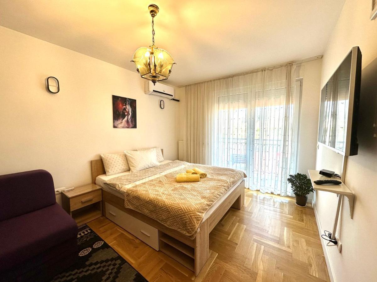 Yellowhouse Prishtinë Luaran gambar