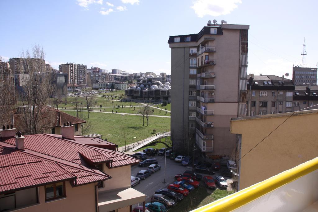 Yellowhouse Prishtinë Luaran gambar